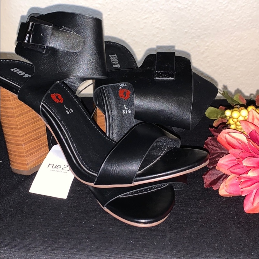 NWT Strappy Heel, Size L 8/9